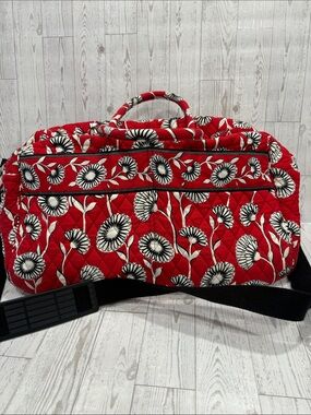 Vera Bradley Retired Dec Daisy Medium  Quilted Duffel Bag with Luggage Tag